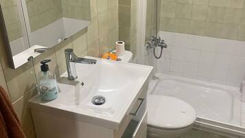 Douche, bidet, serviettes fournies, savon