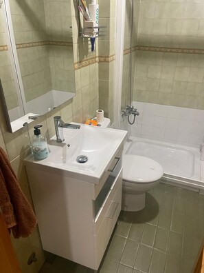 Dusche, Bidet, Handtücher, Seife