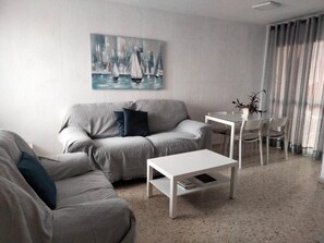 TV - ¡A 1 Minuto de la Playa!. Hermoso Piso Ideal Para Buscar Tranquilidad en Familia (Cádiz)