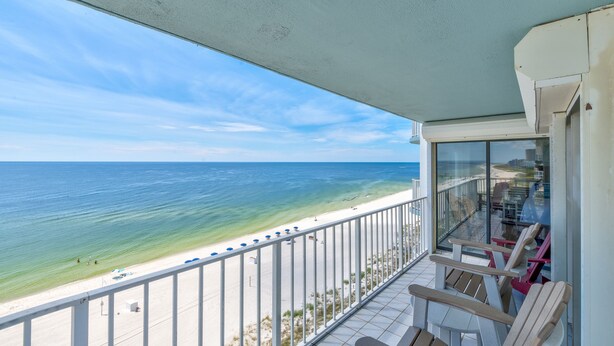 Un balcon avec vue sur la plage et l’océan.
