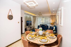 Apartment | Private kitchen | Fridge, microwave, oven, stovetop - Modern 3-bed Apartment in the Heart of Nairobi (Nairobi)