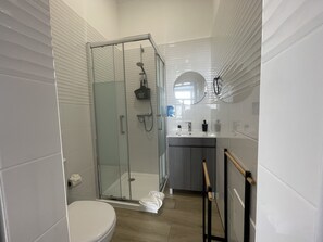 Douche, sèche-cheveux, serviettes fournies, papier toilette
