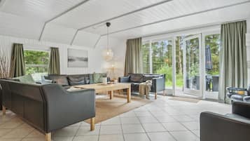 Een televisie, een open haard, een dvd-speler en tafelvoetbal