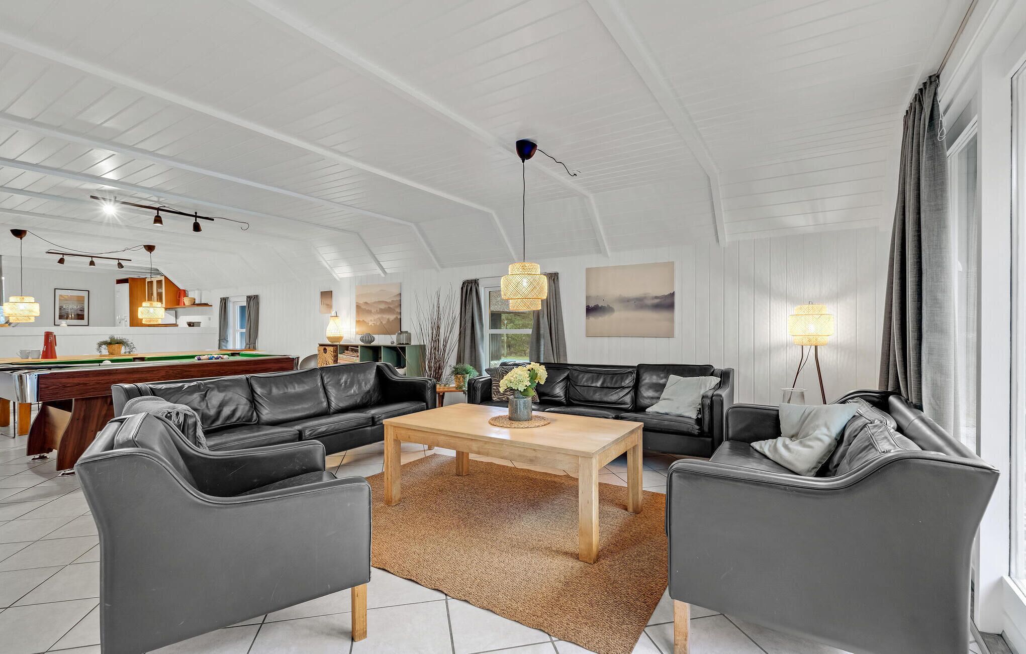 Una televisión, una chimenea, un reproductor de DVD, un futbolín