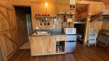 Kühlschrank, Mikrowelle, Wasserkocher mit Kaffee-/Teezubehör, Toaster