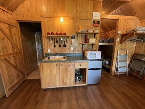 Réfrigérateur, micro-ondes, cafetière/bouilloire, grille-pain