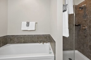 Ensemble douche/baignoire, serviettes fournies