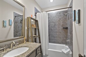 Combined shower/tub, towels - Great location. Easy off the island. 2 miles to beaches & pier/village area. (St. Simons Island)