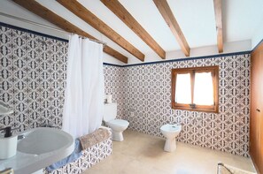 Een bad, een haardroger, handdoeken, zeep