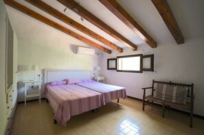 2 slaapkamers, een strijkplank/strijkijzer, gratis wifi, beddengoed