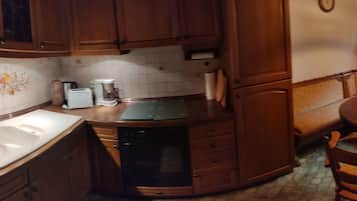 Fridge, oven, stovetop, coffee/tea maker