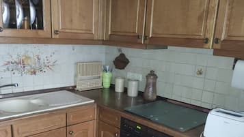 Frigorífic, forn, placa de cuina i cafetera i tetera