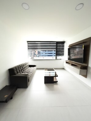 Een televisie en een open haard