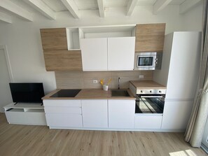 Kühlschrank, Mikrowelle, Ofen, Herdplatte