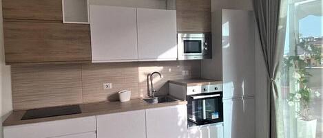 Kjøleskap, mikrobølgeovn, ovn og kokeplater