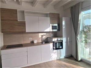 Kylskåp, mikrovågsugn, ugn och spishäll