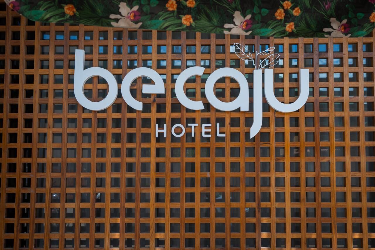 A hotel sign with the name 'be caju' and the word 'HOTEL' below it.
