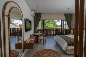 Escritorio, espacio para trabajar con laptop y wifi gratis 