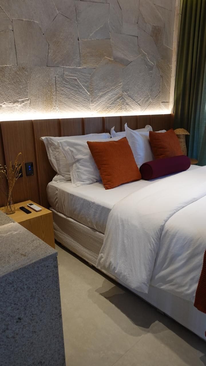 Escritorio, espacio para trabajar con laptop y wifi gratis 