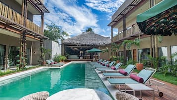 Piscina externa, espreguiçadeiras