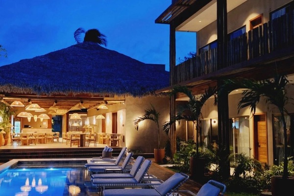 Ulkouima-allas, aurinkotuoleja