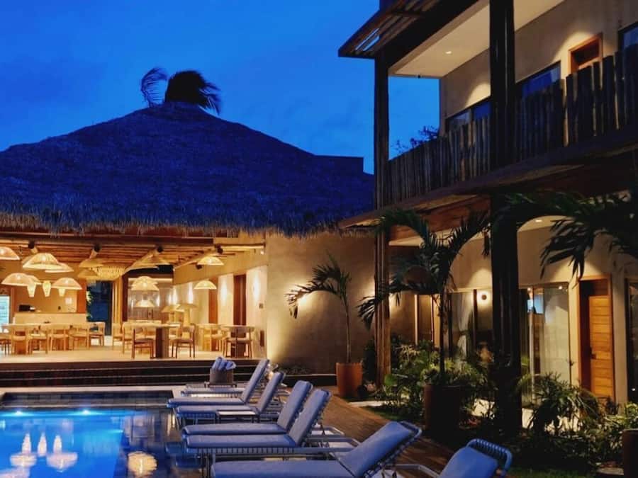 Hồ bơi ngoài trời, ghế dài tắm nắng