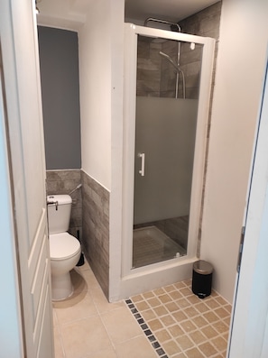 Shower, towels - Gîte "Le Limon" - Private swimming pool and access (Saint-Pierre-de-Vassols)