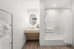 Secadora de cabello, toallas, jabón, papel de baño