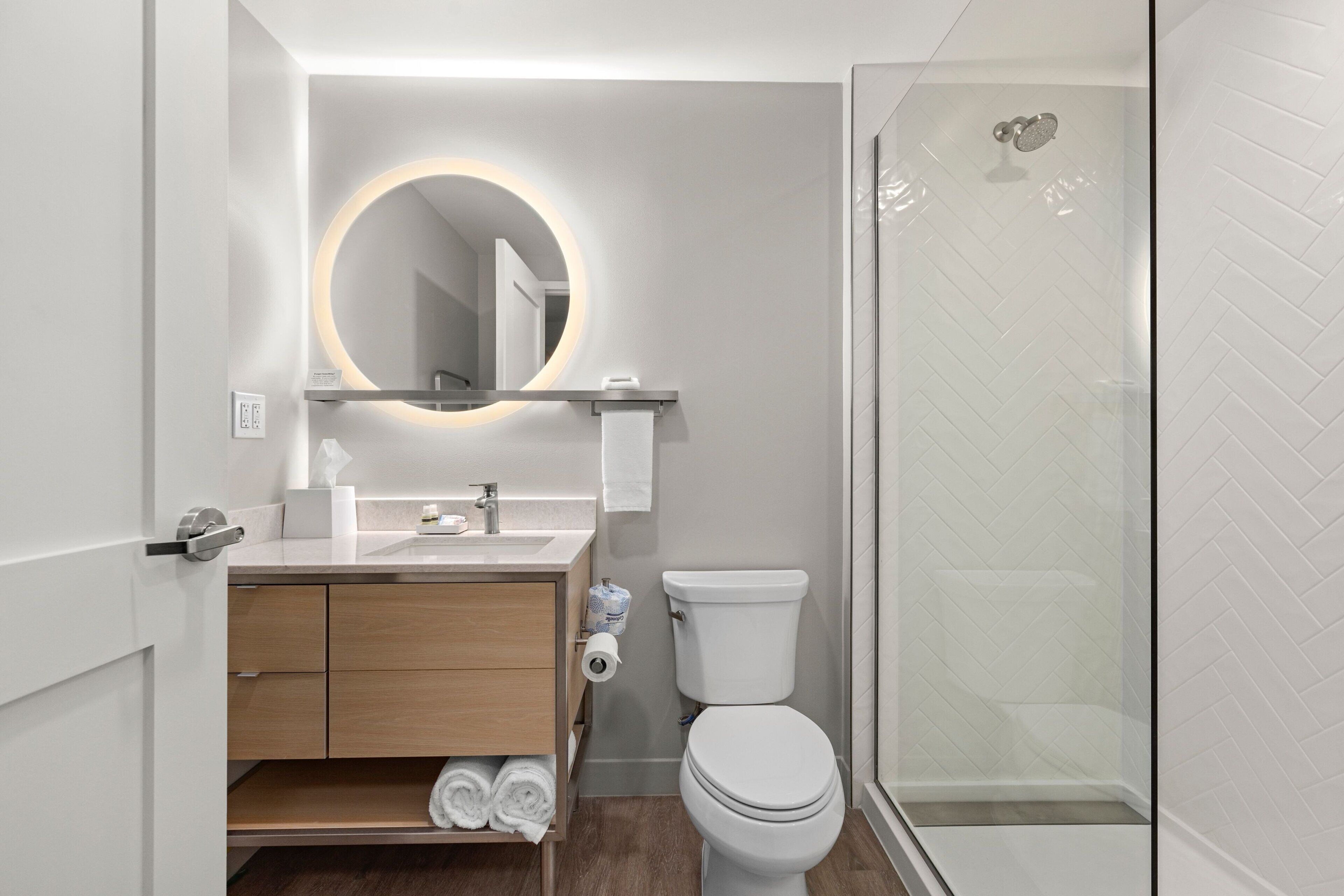 Haartrockner, Handtücher, Seife, Toilettenpapier