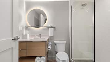 Haartrockner, Handtücher, Seife, Toilettenpapier