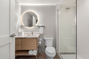 Secadora de cabello, toallas, jabón, papel de baño