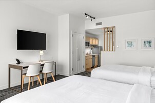 Ropa de cama de alta calidad y espacio para trabajar con laptop 