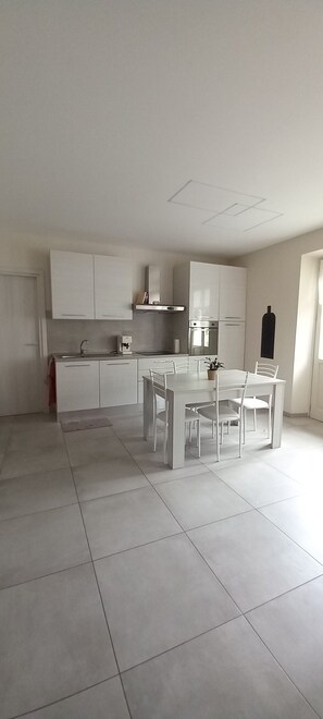 Fridge, microwave, oven, stovetop - Charming apartment with small garden (Cuneo)
