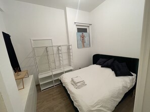 2 bedrooms, desk, iron/ironing board, WiFi