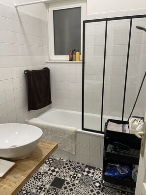 Bathtub, hair dryer, towels, soap - Appartement Style Boudoir au Centre-ville, Grand-place, Sainte Catherine, Sablon (Bruxelles)
