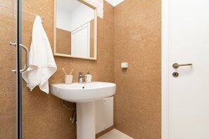Departamento básico | Baño | Regadera, secadora de cabello, toallas 