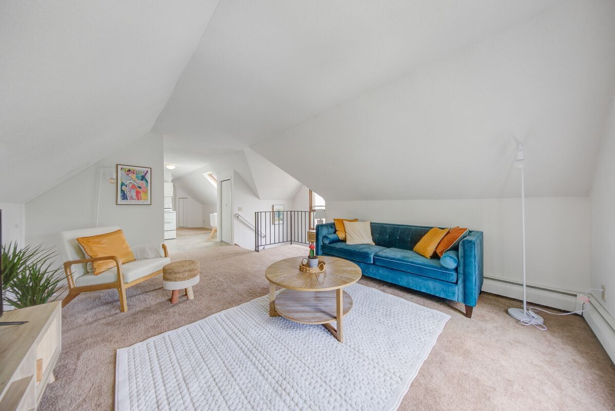 Unique cheerful unit in Historical  St. Paul!!