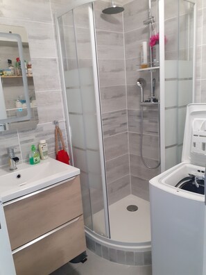 Dusche, Haartrockner, Handtücher