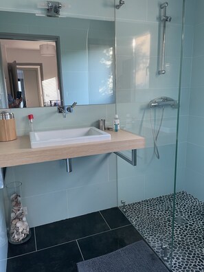 Ensemble douche/baignoire, sèche-cheveux, serviettes fournies, savon