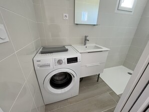Shower, towels, toilet paper - BRAND NEW APPARTMENT NEAR AIX EN PROVENCE (Éguilles)