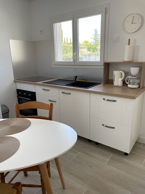 Kühlschrank, Mikrowelle, Ofen, Herdplatte