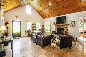 Smart TV, fireplace, video games, foosball - Riverfront farmhouse. Walking distance to awesome! (Townsend)