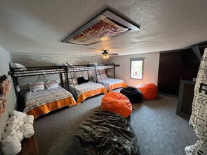 5 bedrooms, iron/ironing board, WiFi, bed sheets - Riverfront farmhouse. Walking distance to awesome! (Townsend)