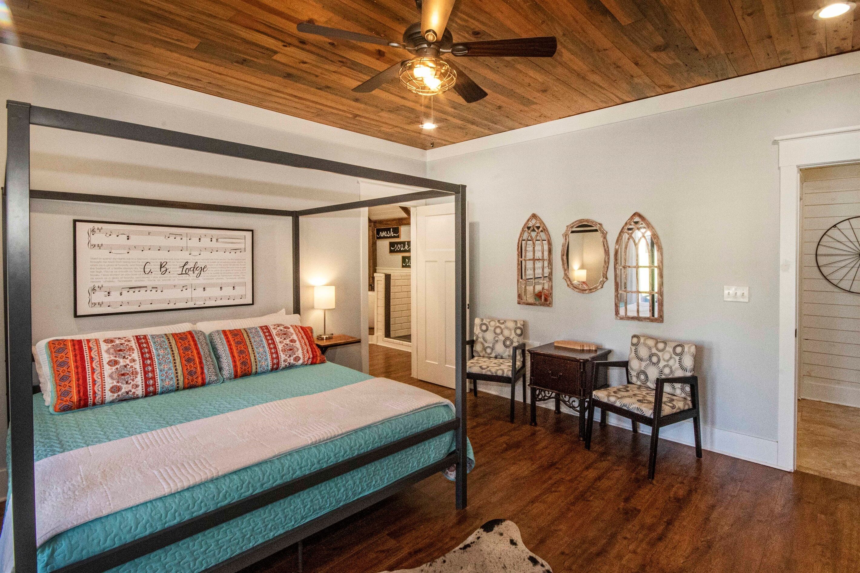 5 bedrooms, iron/ironing board, WiFi, bed sheets