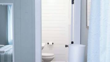 5 bedrooms, iron/ironing board, WiFi, bed sheets