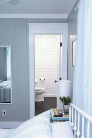 5 bedrooms, iron/ironing board, WiFi, bed sheets