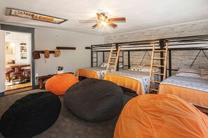 5 bedrooms, iron/ironing board, WiFi, bed sheets