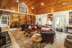 Smart TV, fireplace, video games, foosball - Riverfront farmhouse. Walking distance to awesome! (Townsend)