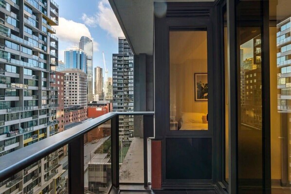 Un apartamento moderno con balcón y vistas a la ciudad.