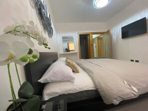 3 多间卧室、熨斗/熨衣板、WiFi、床��单